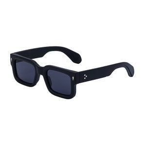 Fashionable boxy sunglasses for men with a simple frame that can be paired with nearsighted glasses