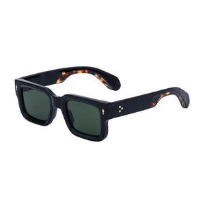 Fashionable boxy sunglasses for men with a simple frame that can be paired with nearsighted glasses