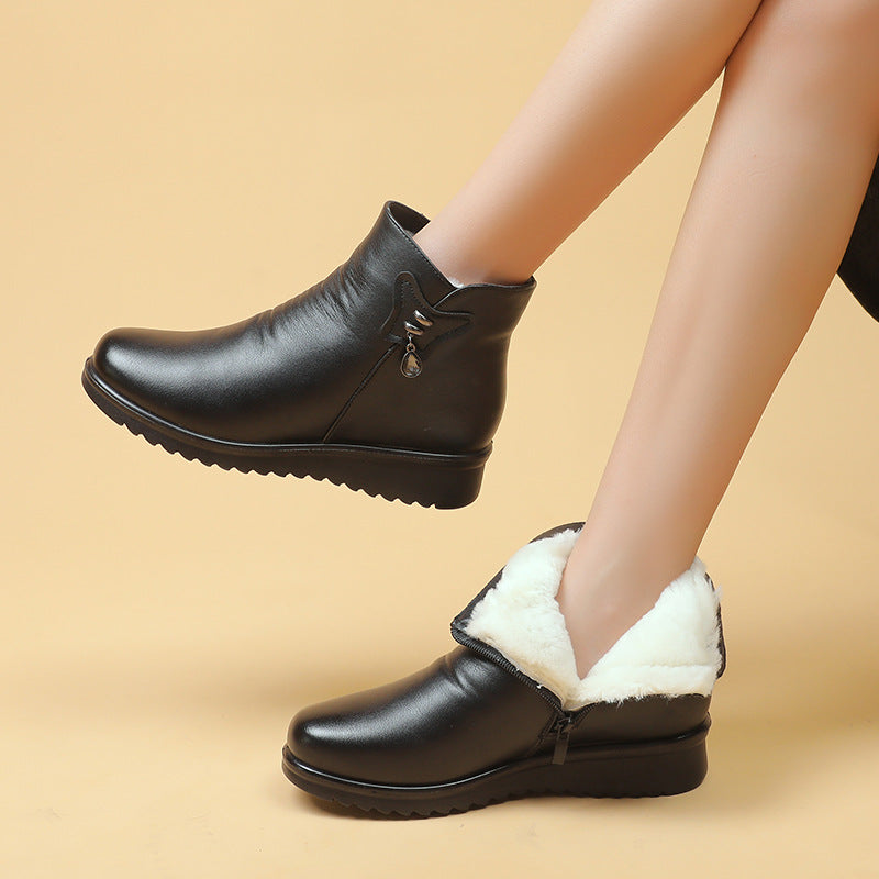 New winter middle-aged and elderly flat short boots for women's mothers, warm cotton shoes with soft soles, anti slip, thickened and plush women's shoes