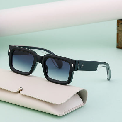 Fashionable boxy sunglasses for men with a simple frame that can be paired with nearsighted glasses