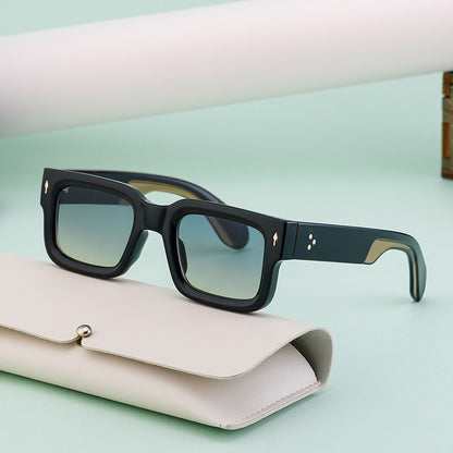 Fashionable boxy sunglasses for men with a simple frame that can be paired with nearsighted glasses